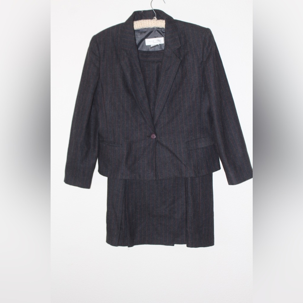 Skirt suit